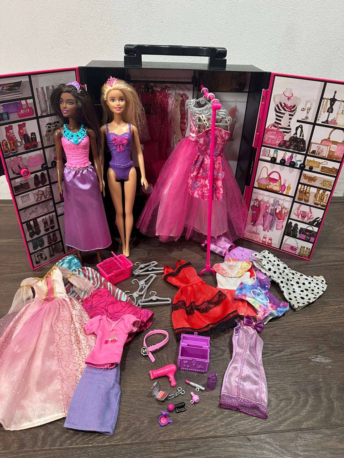 Twee Barbies met oobergkoffer en kleding (2), Kinderen en Baby's, Speelgoed | Poppen, Ophalen of Verzenden, Barbie