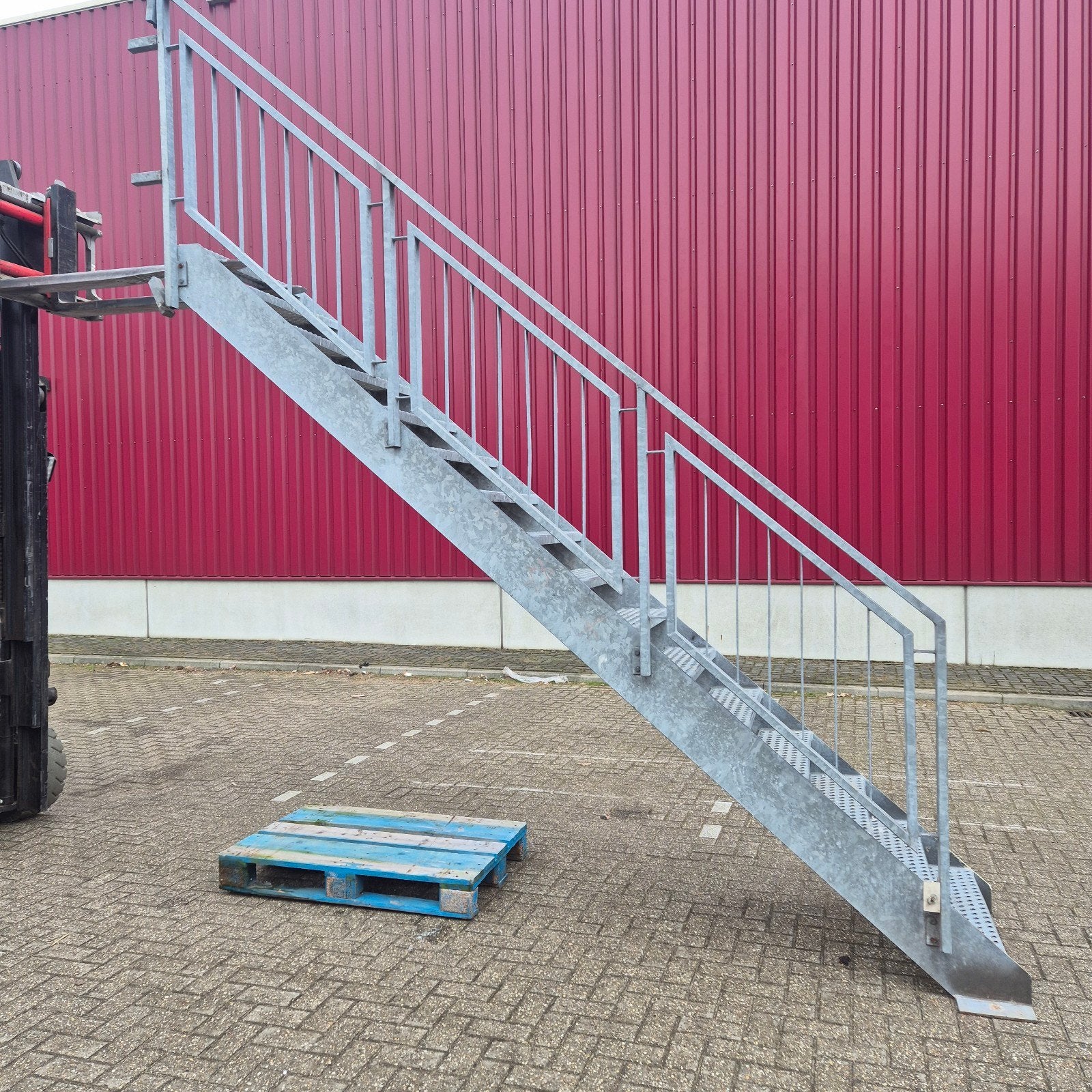 Stevige metalen trap met leuning verzinkt - 280cm hoog, Gebruikt, Trap, Onbekend, Ophalen of Verzenden