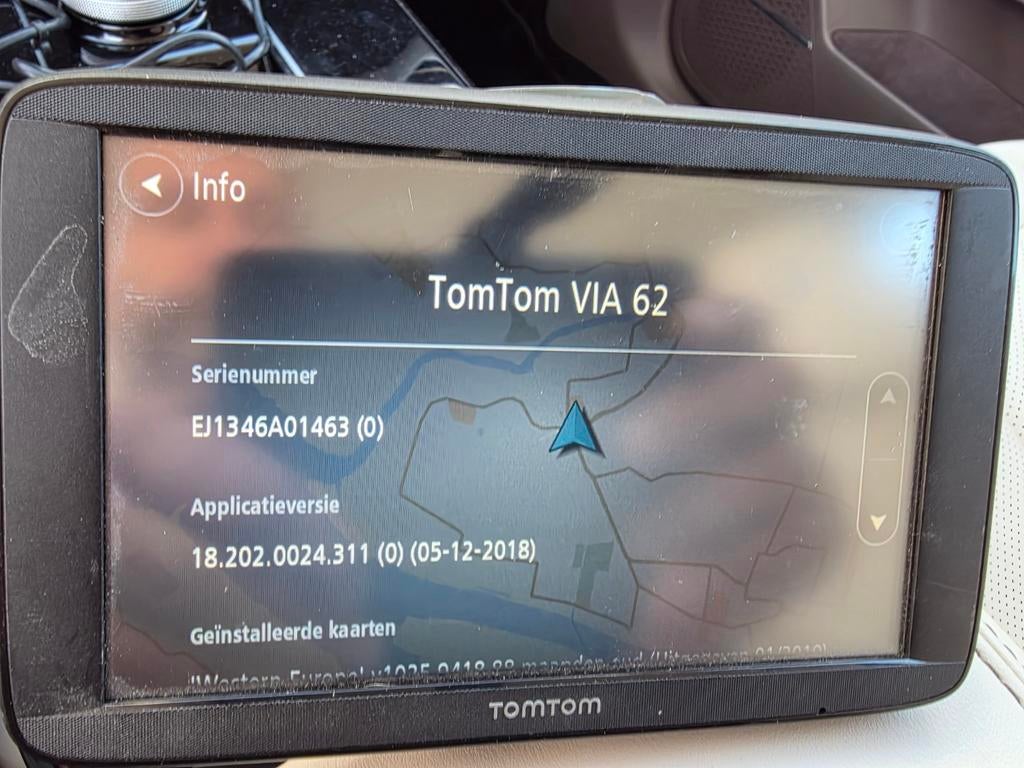 TomTom Via 62 navigatiesysteem met 16 cm scherm en oplader, Auto diversen, Autonavigatie, Ophalen of Verzenden