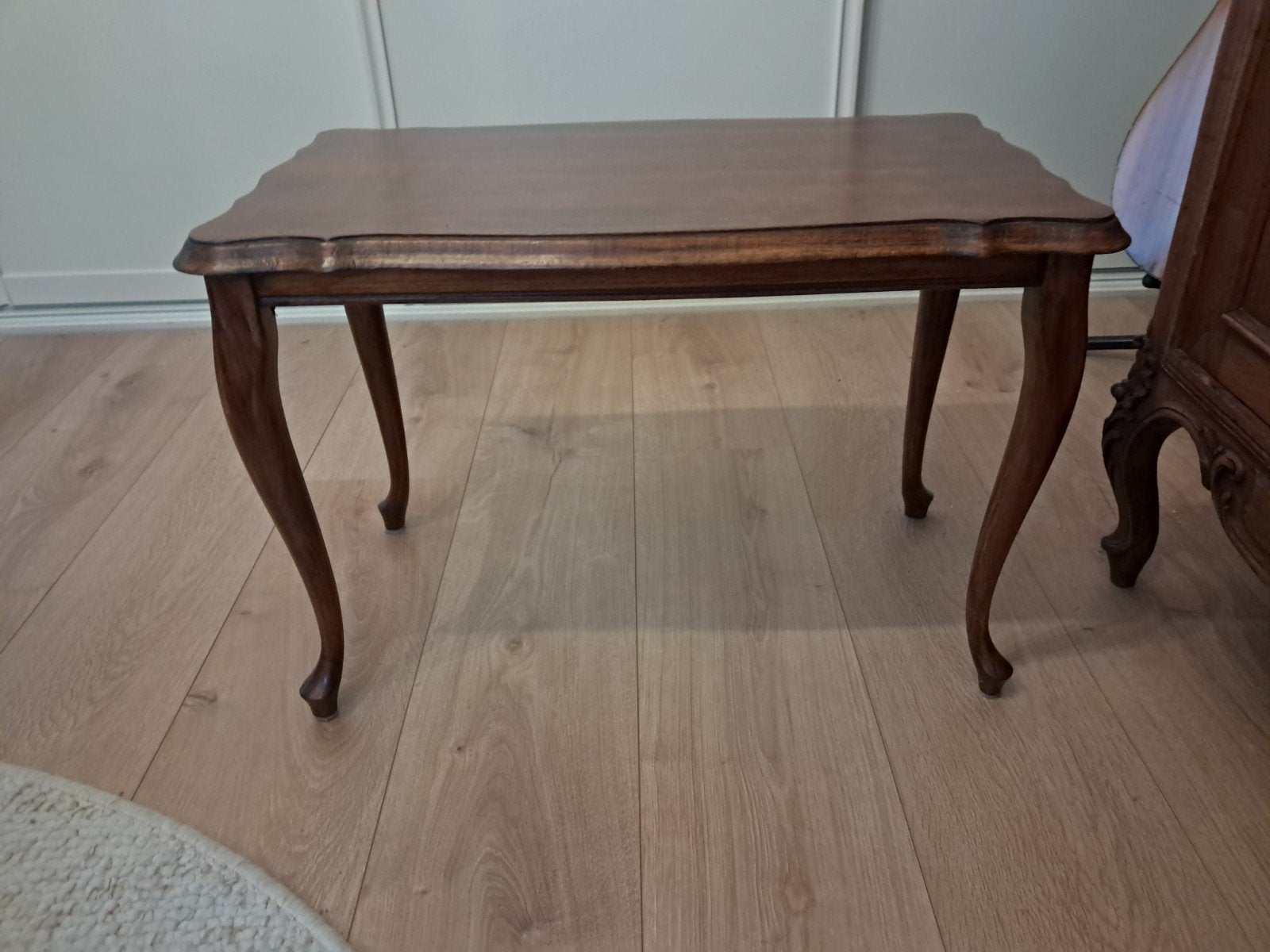 Antieke bijzettafel met sierlijke poten, Ophalen