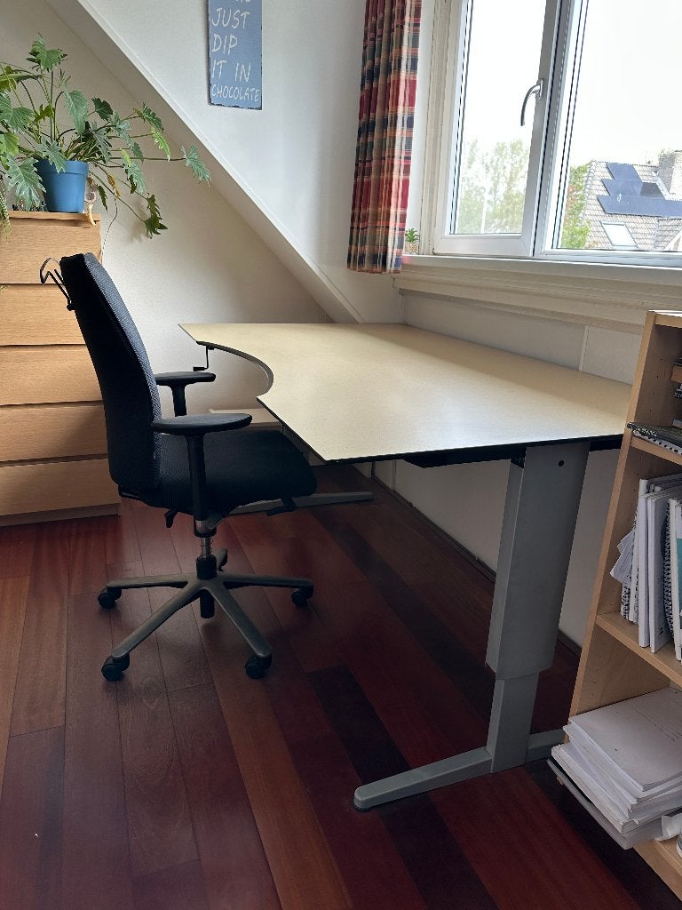 In hoogte verstelbaar bureau - ideaal voor thuiswerken, Huis en Inrichting, Ophalen, Zit-sta bureau, Gebruikt, In hoogte verstelbaar