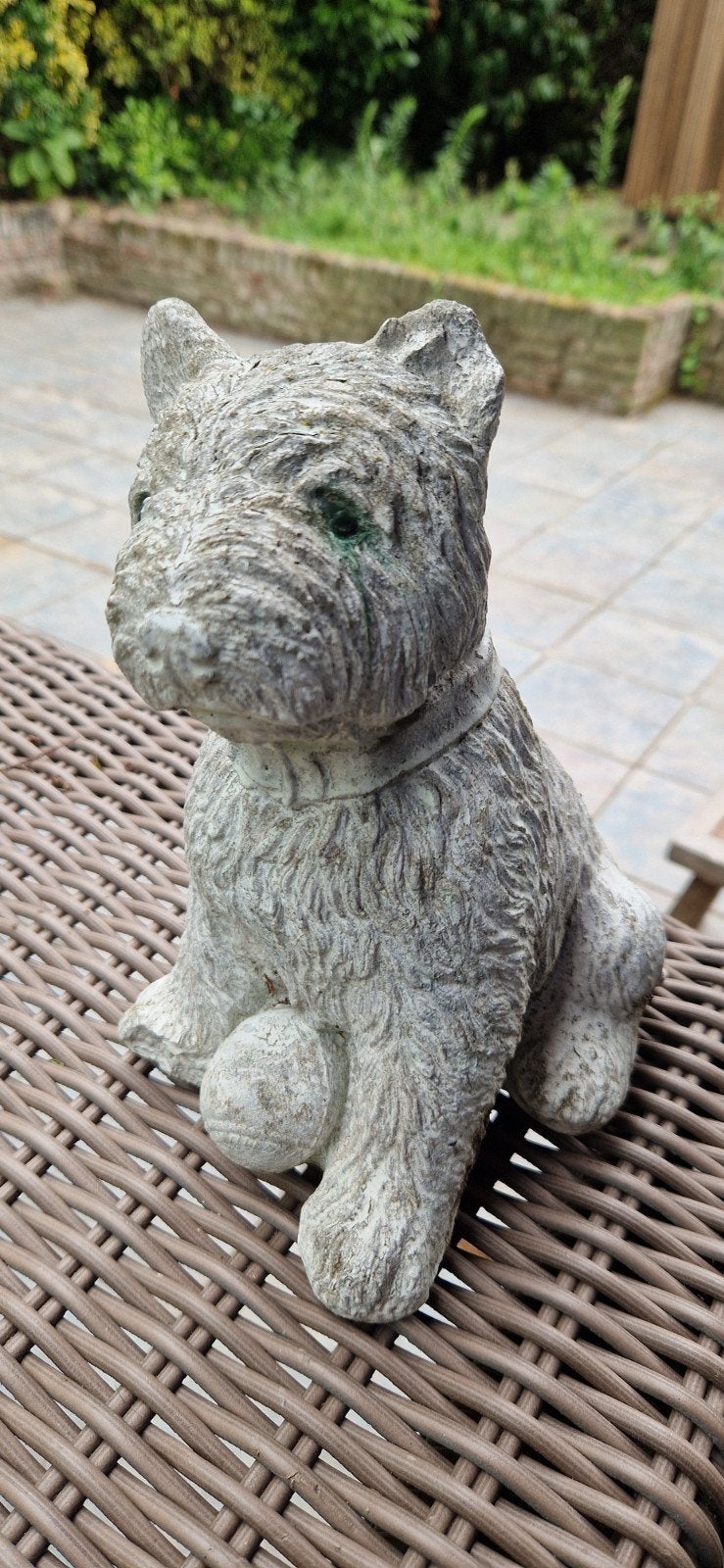 Beton hondenbeeldje met bal - Tuindecoratie, Tuin en Terras, Ophalen, Gebruikt, Beton