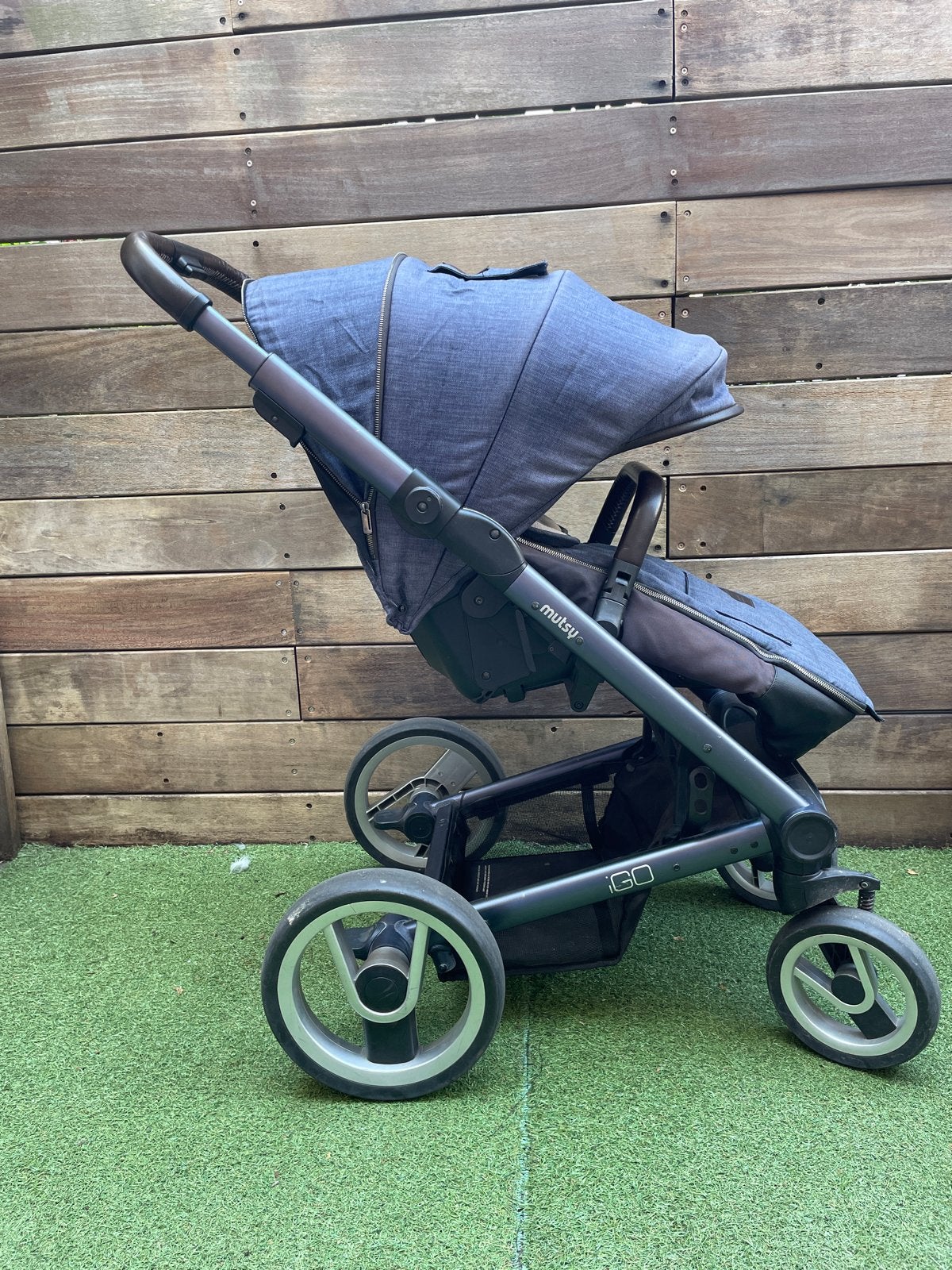 Complete Mutsy Igo kinderwagen set met reiswieg en zitje, Ophalen, Zo goed als nieuw, Combiwagen, Met reiswieg