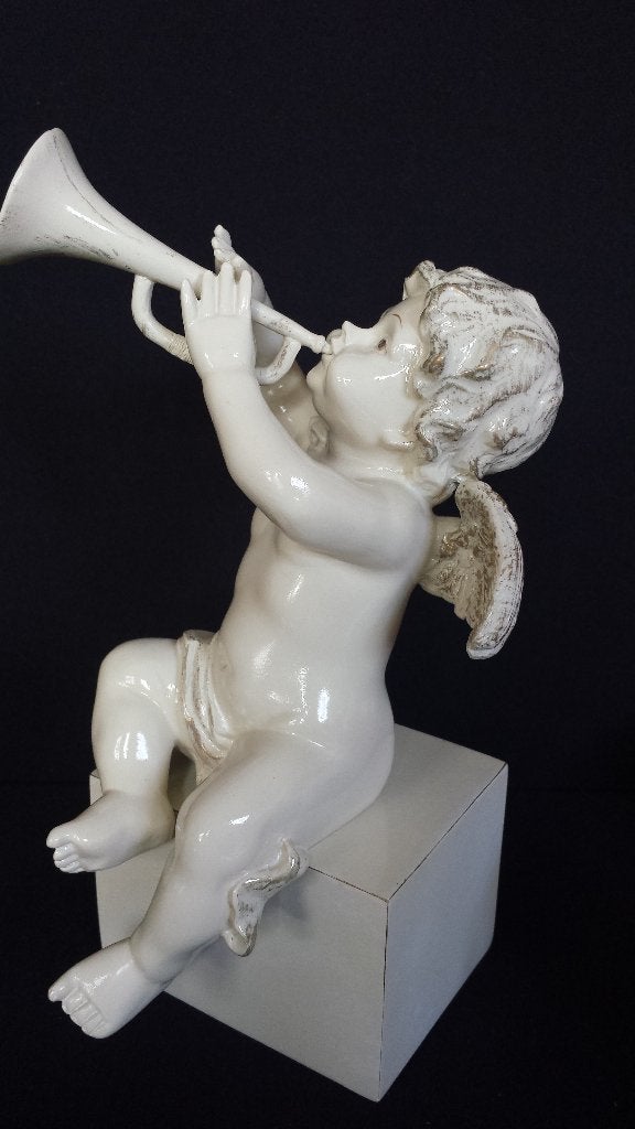 Figurine ENGEL met Schalmei <> PUTTO zittend op BLOK, 22 cm., Antiek en Kunst, Kunst | Beelden en Houtsnijwerken, Ophalen of Verzenden