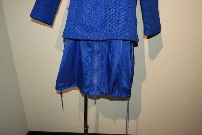 Moncler kobalt blauwe jas apart model langer deel onder S, Zo goed als nieuw, Maat 36 (S), MONCLER, Verzenden