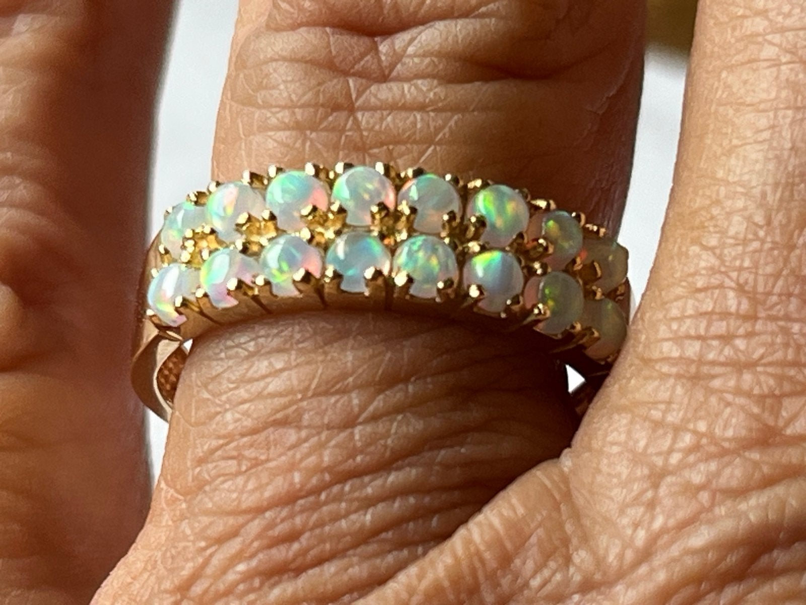 Gouden ring met dubbele rij opaal - Gekeurd 585, Sieraden, Tassen en Uiterlijk, 18 tot 19, Verzenden, Zo goed als nieuw, Met edelsteen