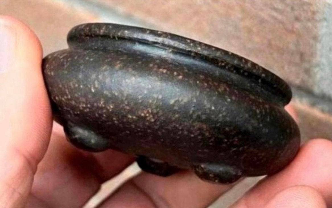Bonsai pot handgemaakt bruin ongeglazuurd gemerkt 7x2,9, Rond, Nieuw, Ophalen of Verzenden, Aardewerk