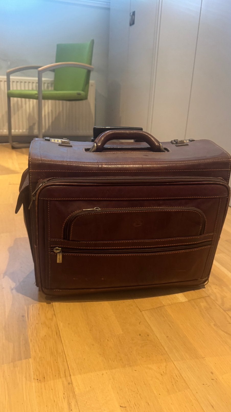 Leren pilotenkoffer Tony peritti met trolley, kleur bruin, Gebruikt, Minder dan 35 cm, Wieltjes, Ophalen