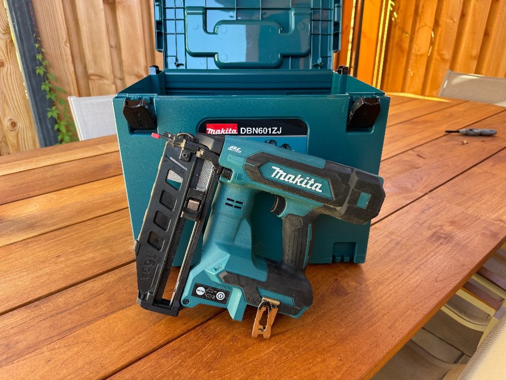 Makita DBN601ZJ 18V bradtacker (16GA) inc MBOX, Ophalen of Verzenden, Zo goed als nieuw