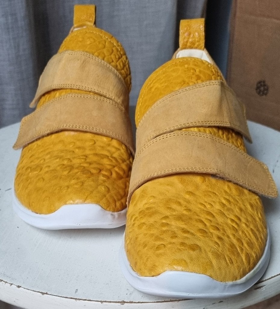 THINK ! NIEUWE EXCLUSIEVE SCHOENEN  maat 39., Geel, Overige typen, Nieuw, Ophalen of Verzenden
