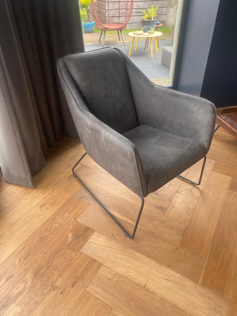 Moderne donkergrijze fauteuil met metalen onderstel, Ophalen, Zo goed als nieuw, Metaal, Eén