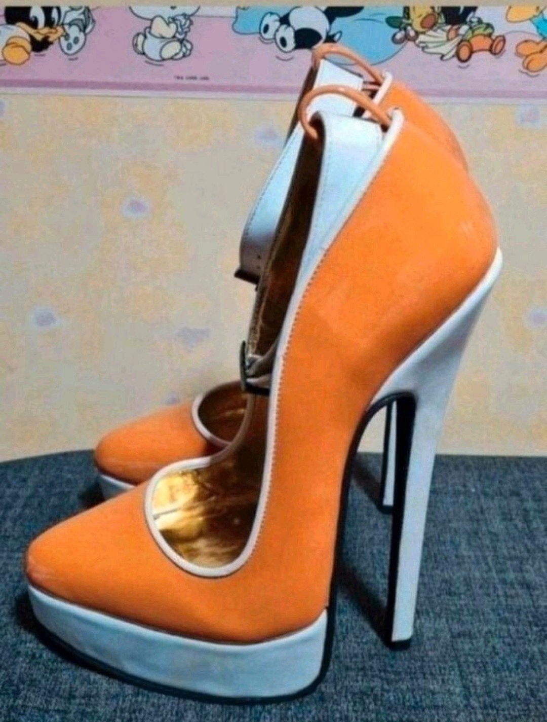 Nieuwe wonderheels maat 43. Ook in blauw. Witte hak., Kleding | Dames, Nieuw, Oranje, Ophalen of Verzenden, Schoenen met hoge hakken
