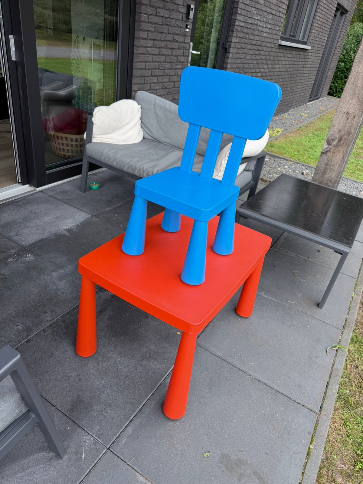 IKEA MAMMUT kindertafel (rood) met stoeltje (blauw) – Zgan!, Ophalen, Gebruikt