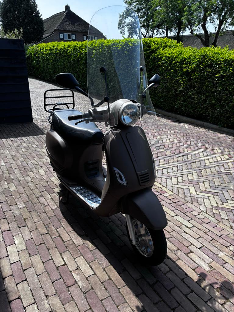 Bruine electrische scooter met windscherm en bagagerek, Ophalen, Zo goed als nieuw, Maximaal 25 km/u, Elektrisch