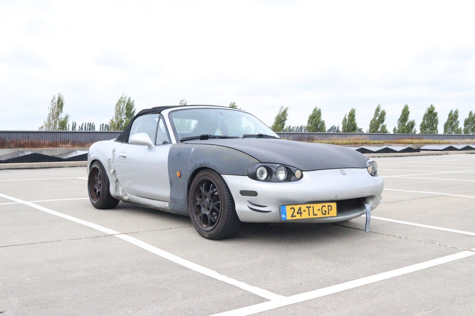 SCHADEAUTO - Mazda MX-5 1.6 1999, Achterwielaandrijving, 40 €/maand, 4 cilinders, Cabriolet