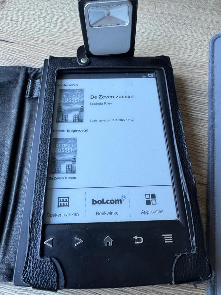 Sony E-reader PRS-T2N met hoes en leeslampje, Gebruikt, Ophalen of Verzenden, 4 GB of minder, Touchscreen