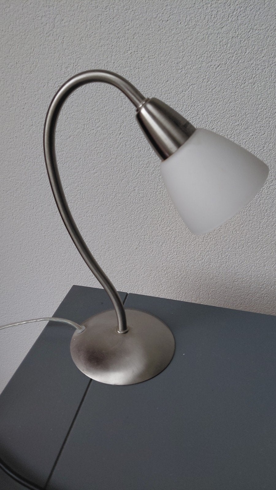 Moderne tafellamp met gebogen arm en matte glazen kap, Gebruikt, Ophalen of Verzenden, Glas, Schemerlamp