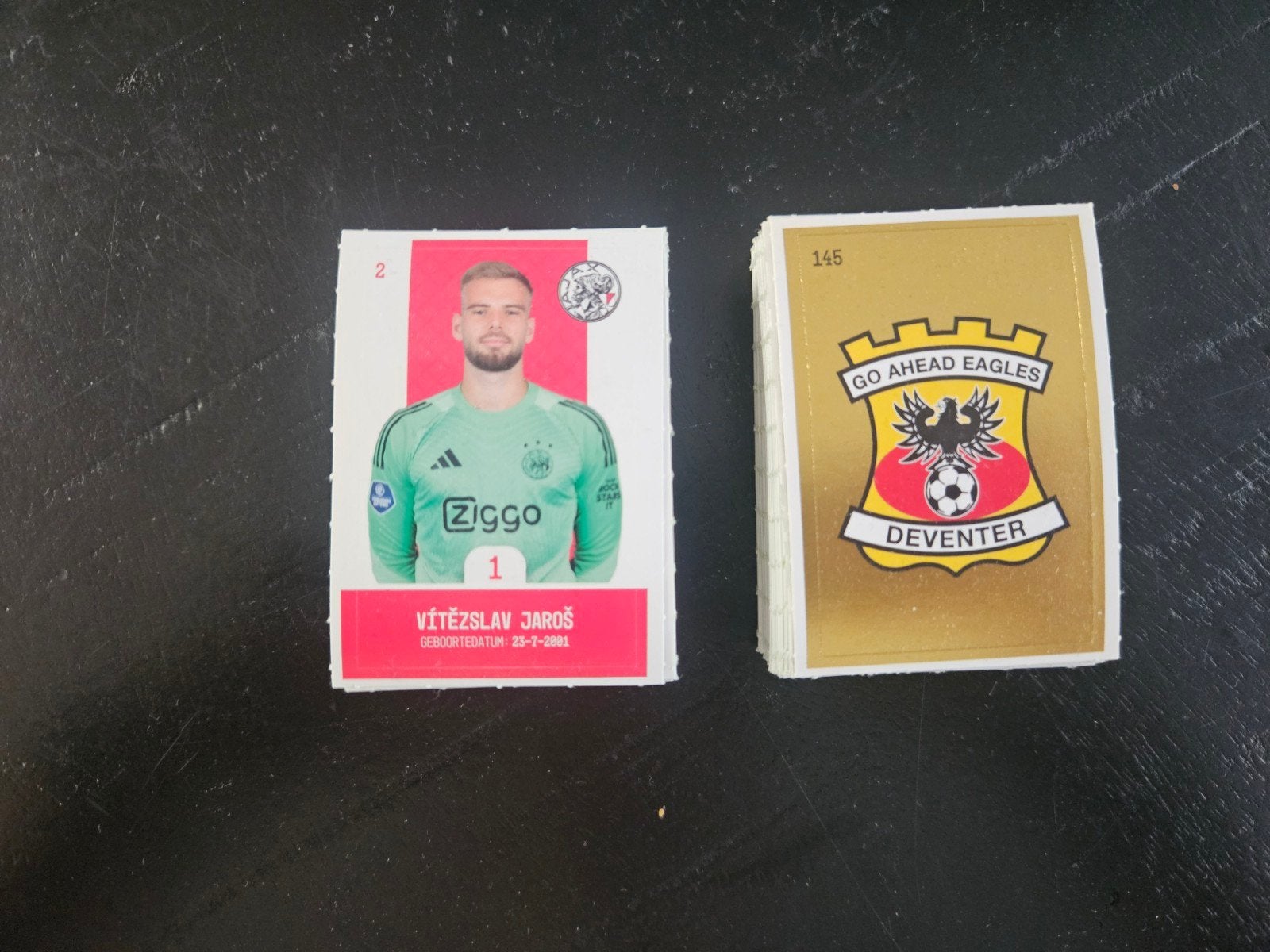 Plus Eredivisie Voetbalplaats '25/'26., Ophalen of Verzenden, Nieuw, Sport