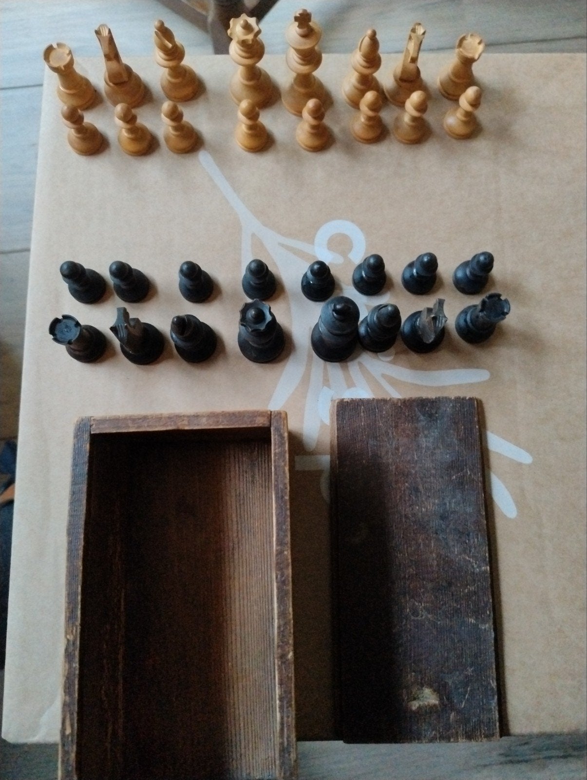 Vintage houten schaakstukken met opbergdoos, Een of twee spelers, Ophalen of Verzenden, Gebruikt, Onbekend