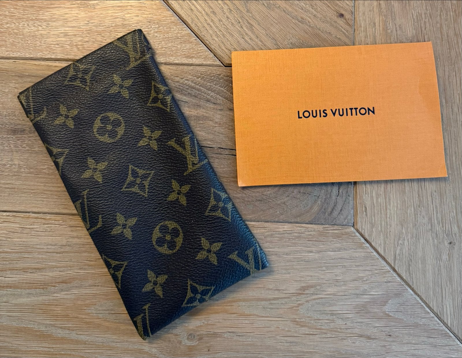 Louis Vuitton Monogram Brillenkoker, Ophalen of Verzenden, Zo goed als nieuw, Bruin, Overige merken