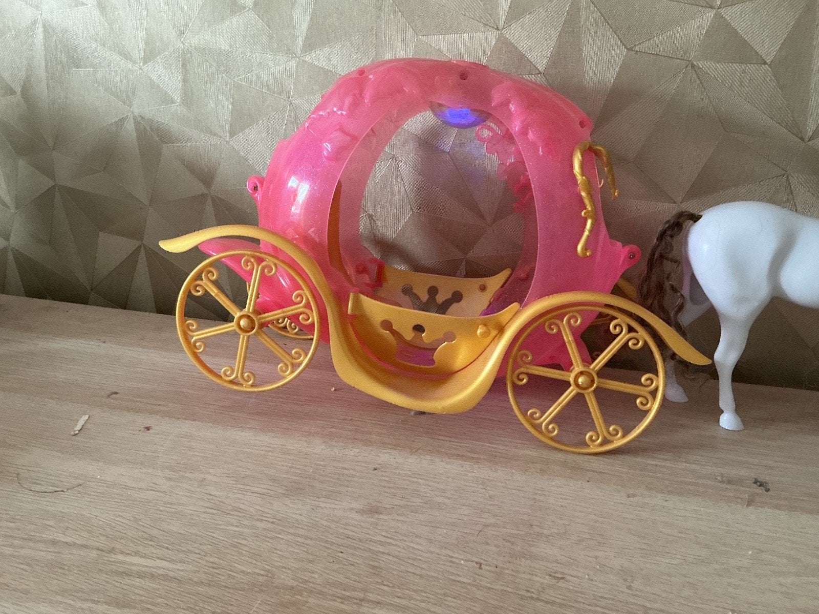 Barbie koets met paard en Barbie gezin, Ophalen