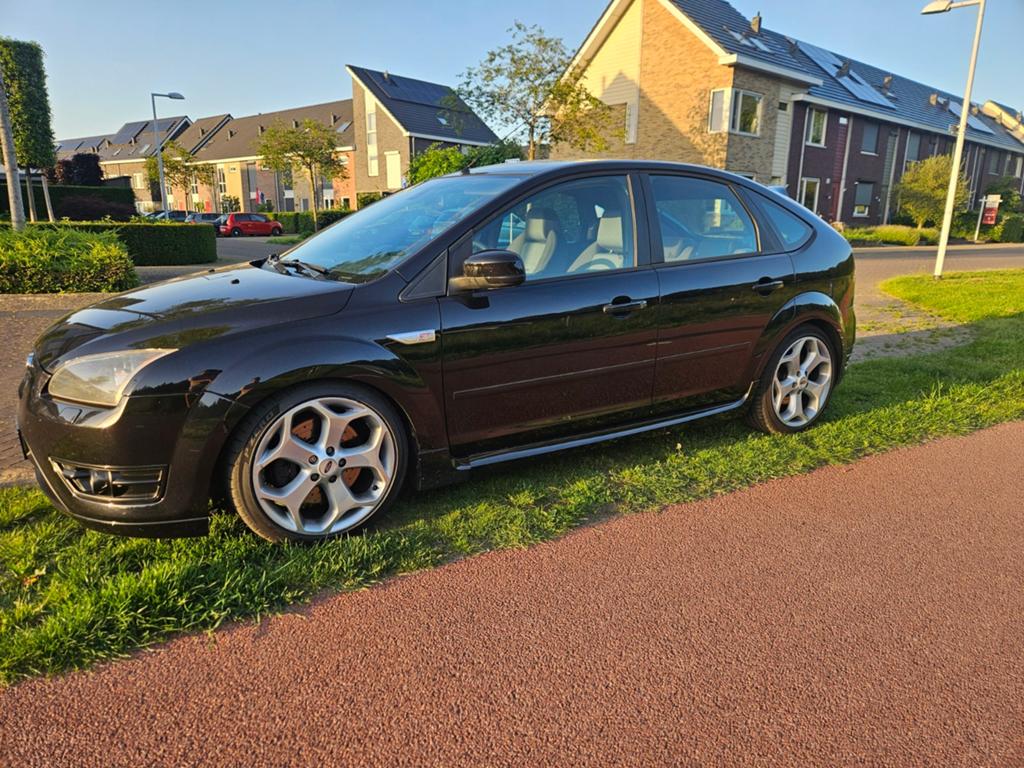 Ford Focus 2.5 20V Turbo 166KW 5D 2006 Zwart, Auto's, Ford, Stof, 11 km/l, Handgeschakeld, Grijs