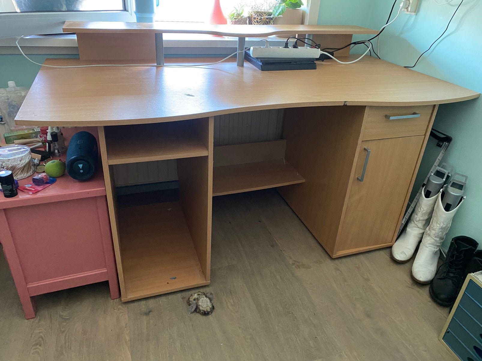Gratis bureau met beschadigingen en bureaustoel., Ophalen, 160 cm, Gebruikt, Spaanplaat of MDF