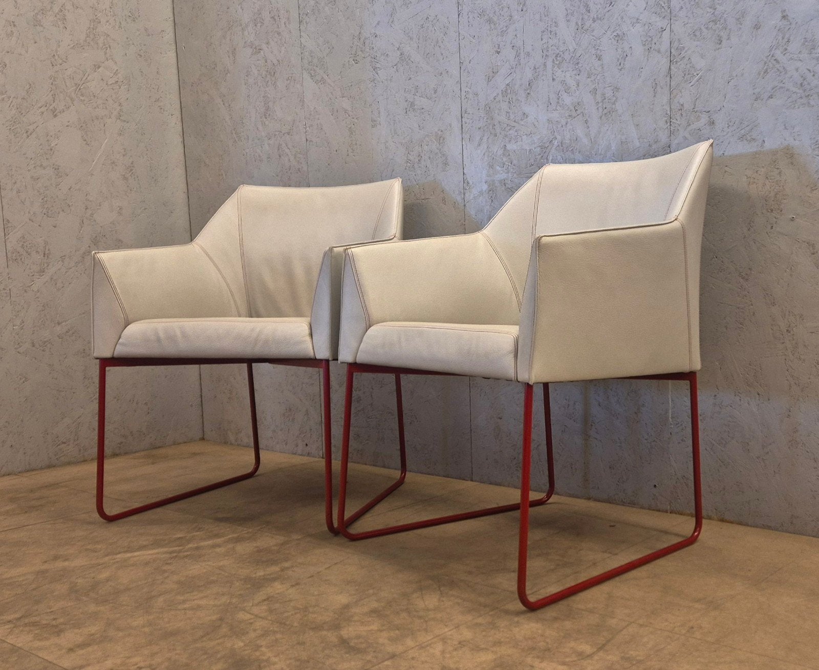 Leolux Mara eetkamerstoelen wit leer rood frame, Ophalen, Leolux, Zo goed als nieuw, N.v.t