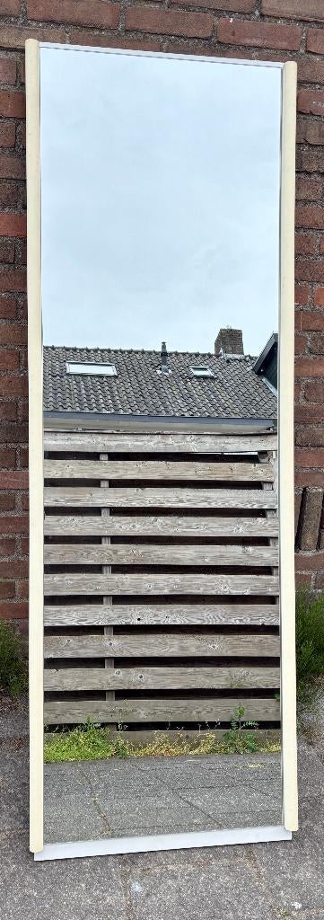 Aangeboden spiegel 179 x 56,5 cm op kastdeur, Ophalen, Zo goed als nieuw, 150 tot 200 cm, Rechthoekig