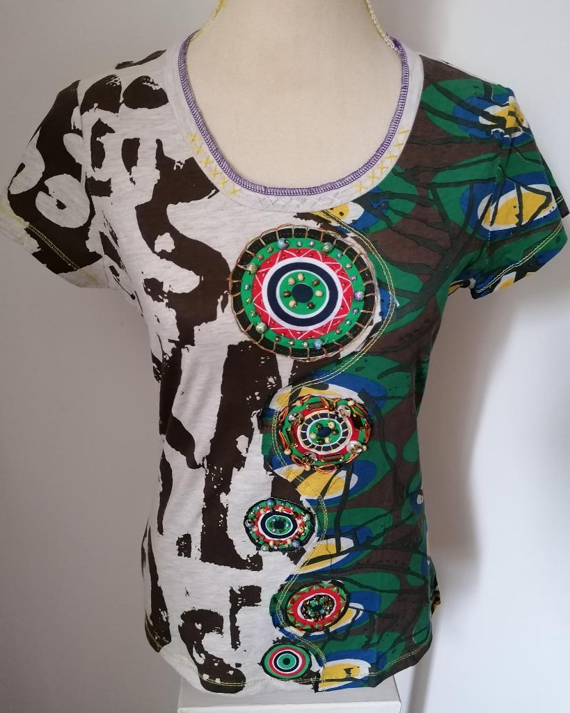 SUPER LEUK t-shirt met div. kleurenprint en applicaties mt.M, Maat 38/40 (M), Overige kleuren, Nieuw, Ophalen of Verzenden