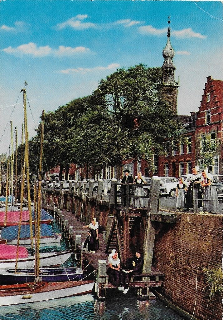 V24 Gelopen ansichtkaart klederdrachten zeeland, Ophalen of Verzenden, 1980 tot heden, Gelopen, Zeeland