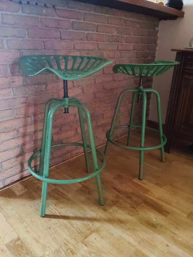Groene metalen barkrukken met tractorzitting - Verstelbaar, Huis en Inrichting, Ophalen, Gebruikt, 60 tot 90 cm, 2 krukken