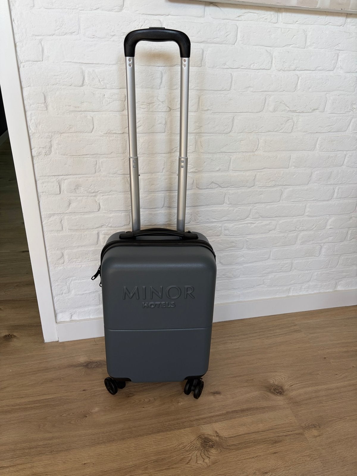 Minor Hotels Handbagage Koffer - Grijs met TSA slot, 40 tot 60 cm, 20 tot 30 cm, Nieuw, Ophalen of Verzenden