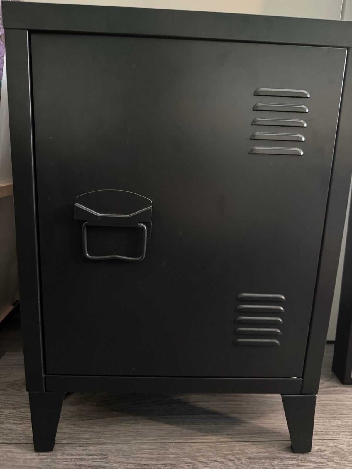 Zwart metalen locker kastje met ventilatieopeningen, Ophalen, Gebruikt