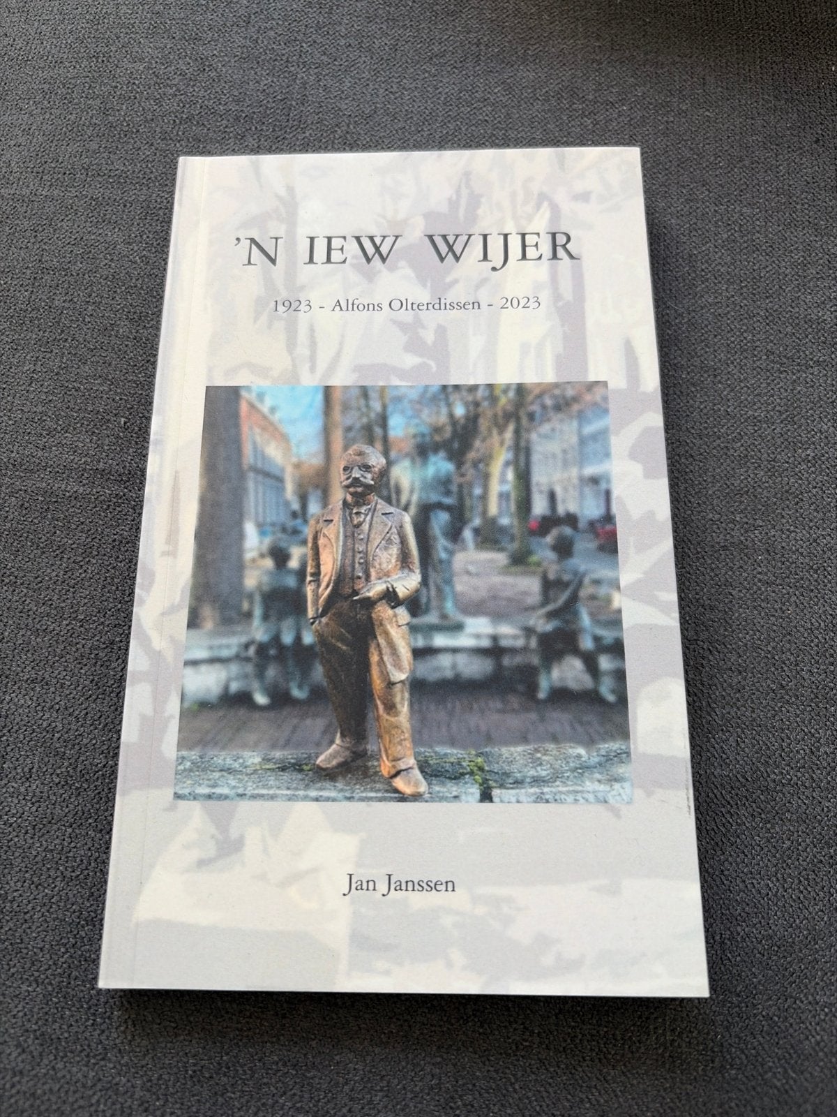 N' Iew Wijer: Hommage aan Alfons Olterdissen (1923-2023), Ophalen of Verzenden, Nieuw, Kunst en Cultuur