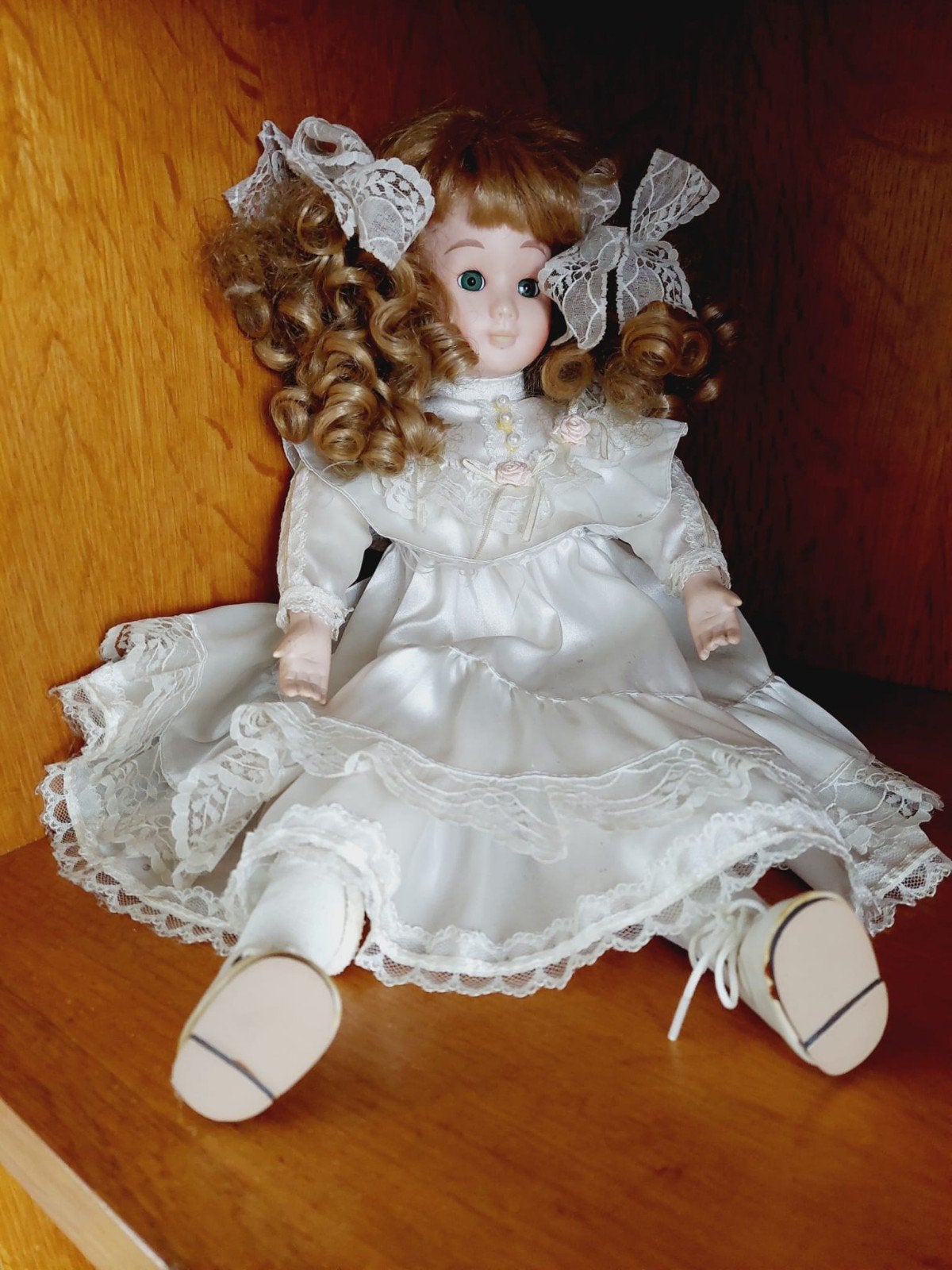 Vintage porseleinen pop met krullen en kanten jurk, Verzamelen, Ophalen of Verzenden, Zo goed als nieuw, Pop