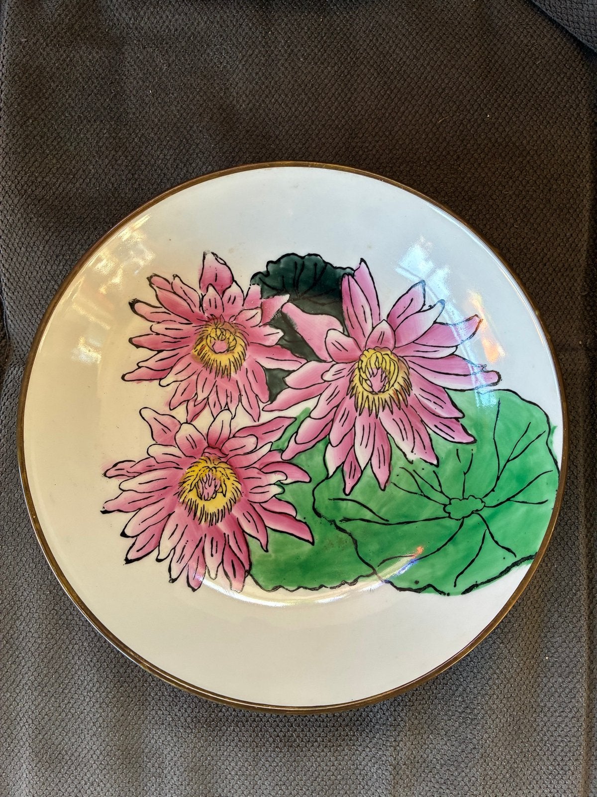 Chinese kom met floraal motief in messing vatting, Ophalen of Verzenden