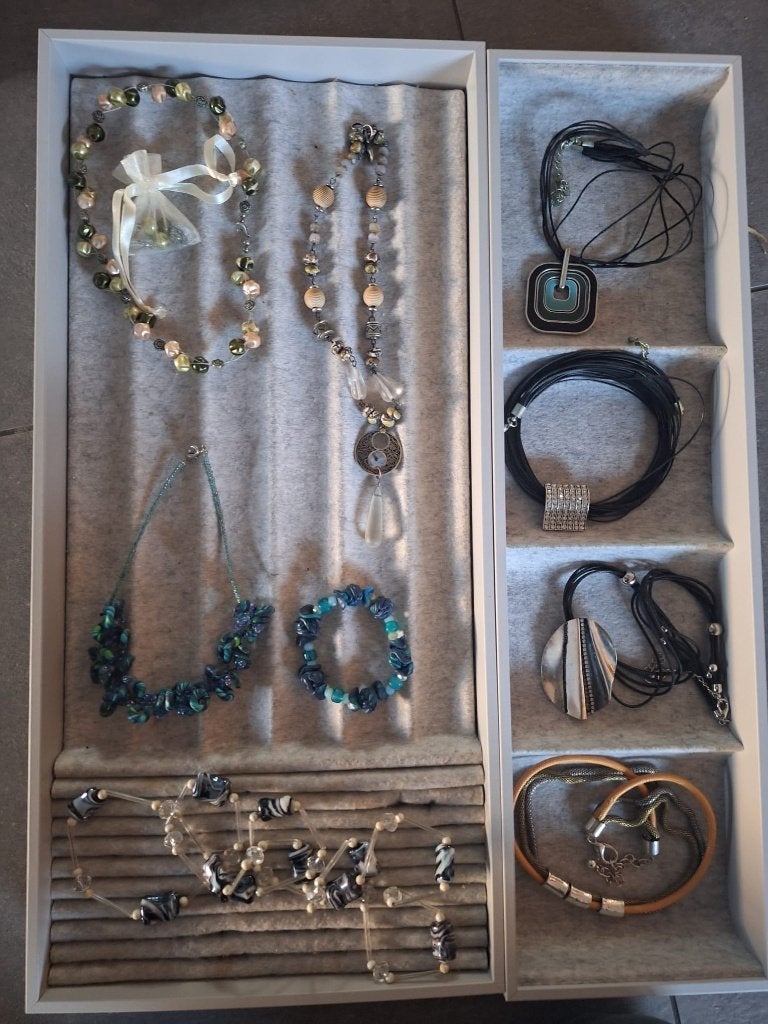 Partij dames sieraden: 9 kettingen, 3 armbanden en oorbellen, Sieraden, Tassen en Uiterlijk, Overige materialen, Gebruikt, Overige kleuren