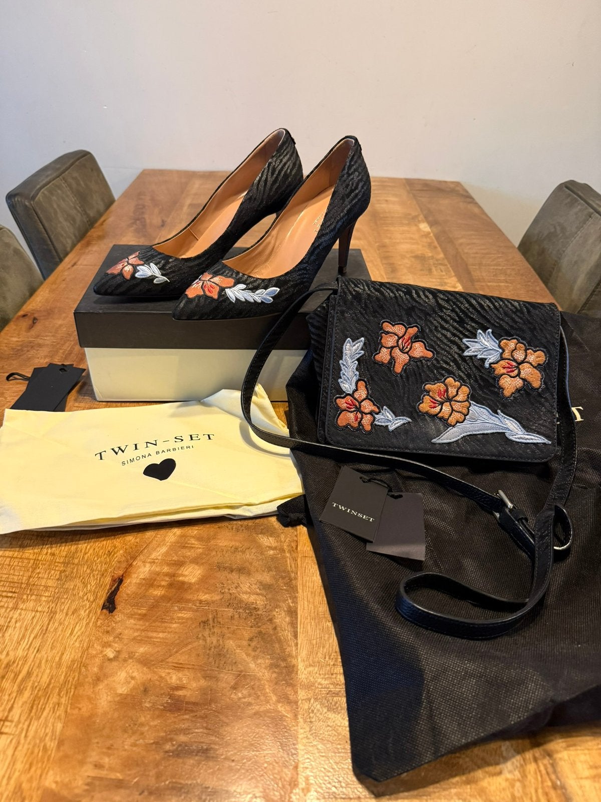 Twin-Set pumps maat 40 met bijpassende geborduurde tas, Pumps, Zwart, Nieuw, Ophalen of Verzenden