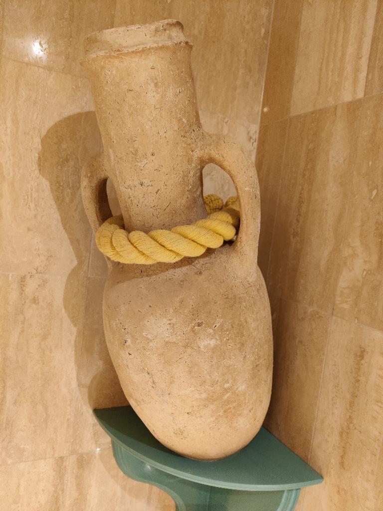 Beige terracotta amfora inclusief ondersteuningsbevestiging, Ophalen