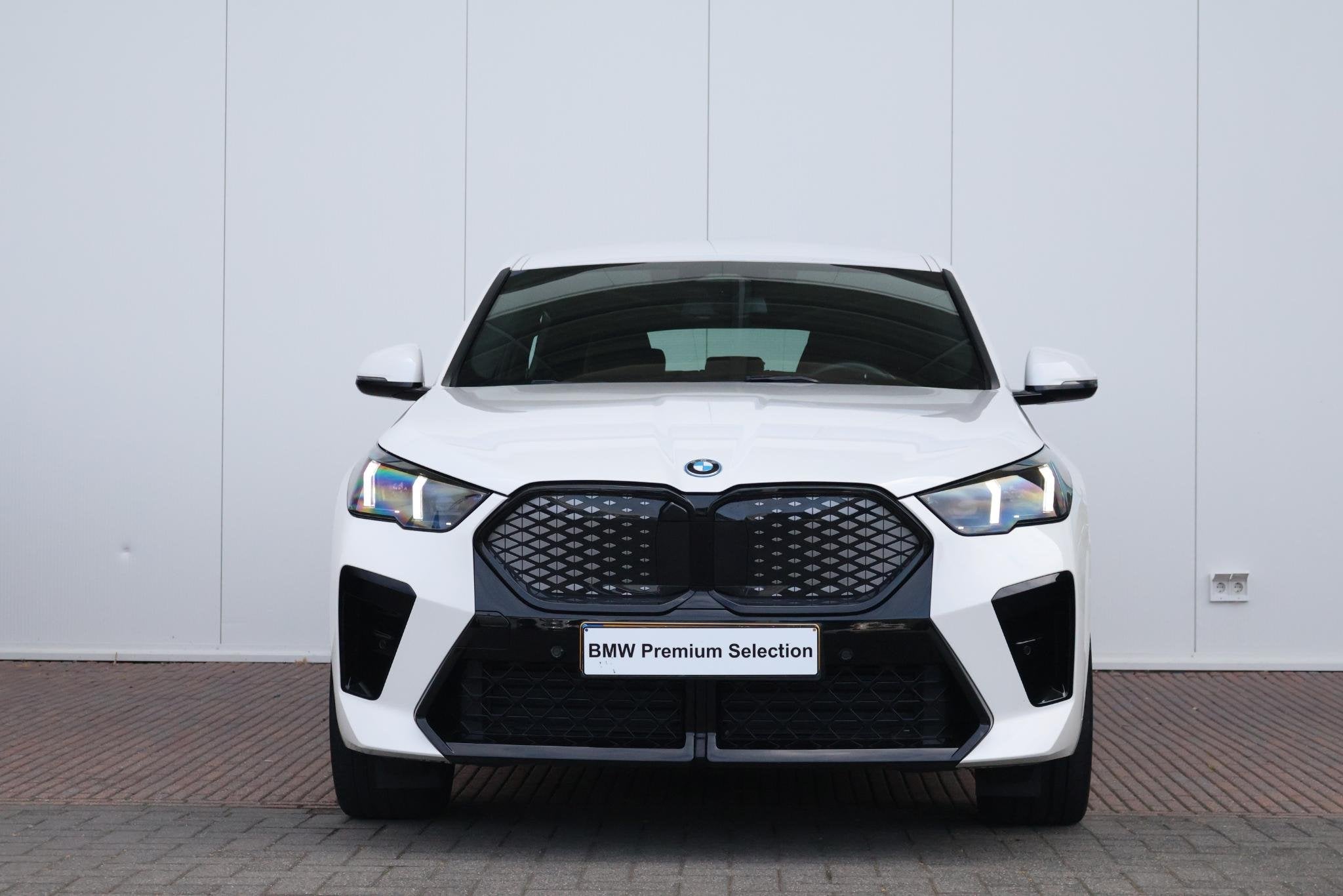 BMW iX2 xDrive30 67 kWh | Soh 100% | Sport Pakket Pro | Adap, Automaat, 479 km, Zwart, Met garantie (alle)