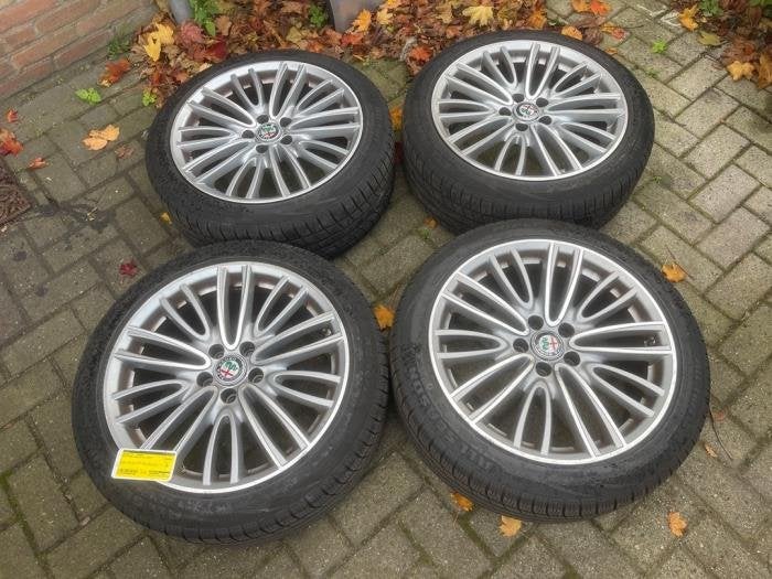 Sportvelgenset + banden van een Alfa Romeo Giulia, Auto-onderdelen, Gebruikt, -, Verzenden, -