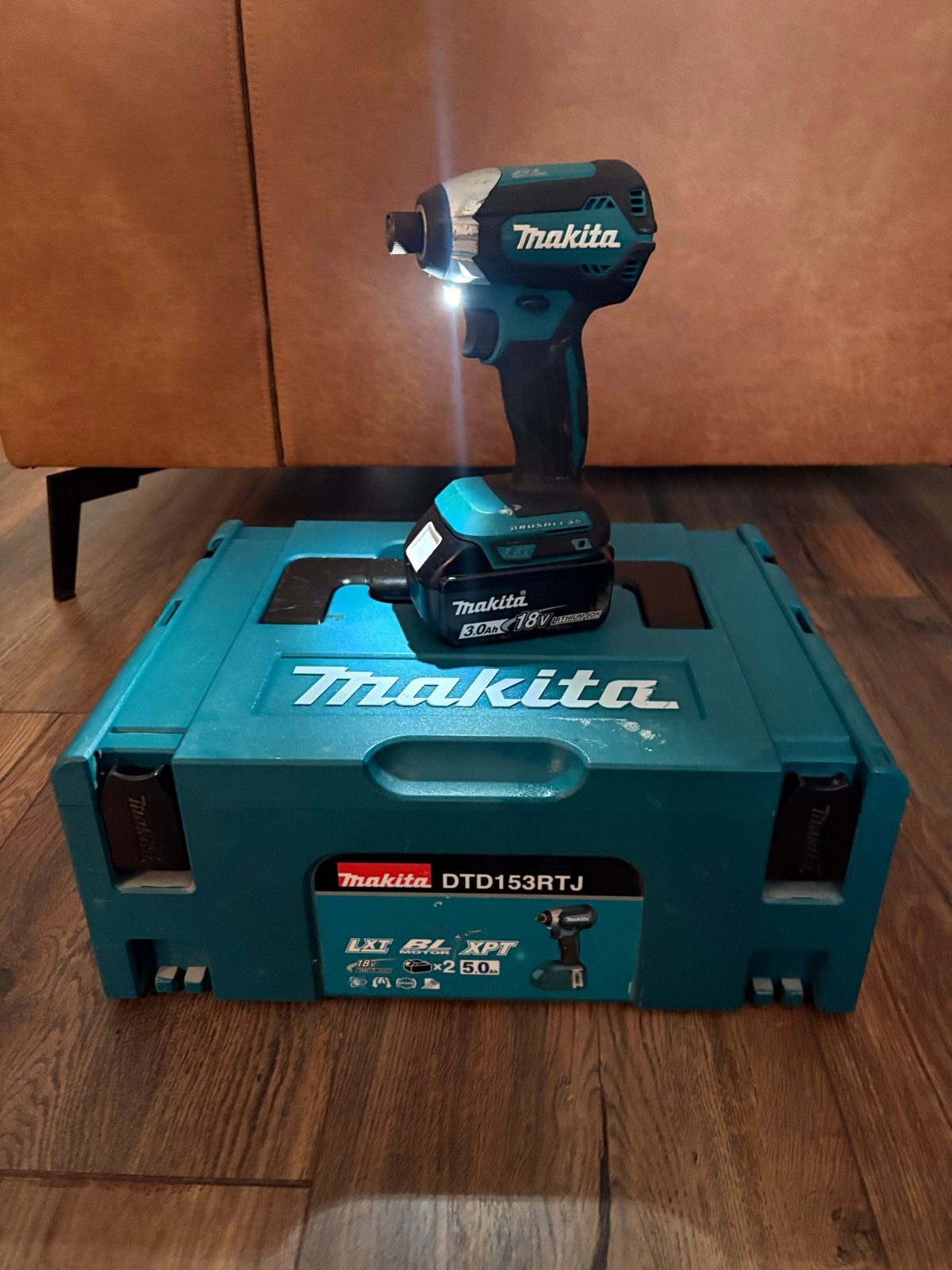 Makita DTD153 18V Slagschroevendraaier – Mbox + 3.0Ah accu, Ophalen, Zo goed als nieuw, Boor- en Schroefmachine, Variabele snelheid