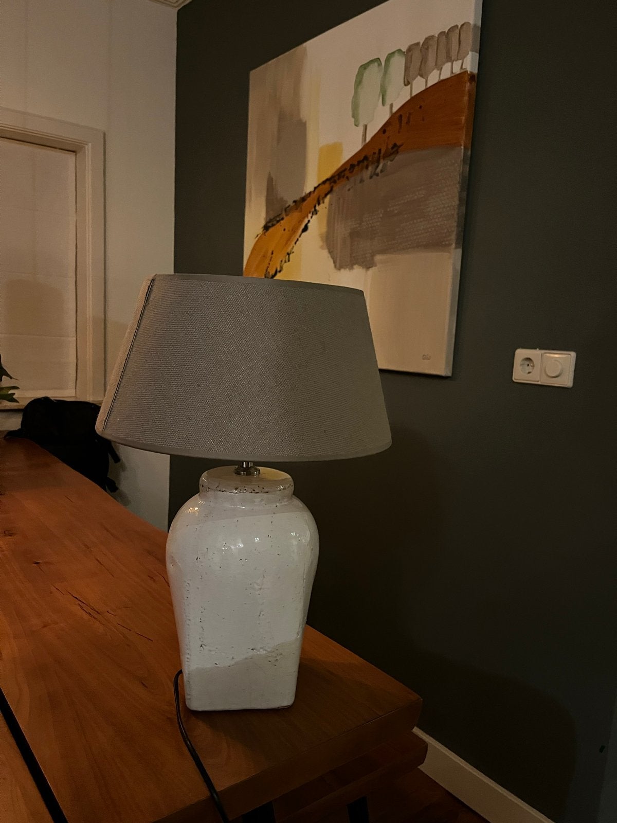 Moderne tafellamp met taupe kap en crème voet, Huis en Inrichting, Lampen | Tafellampen, Gebruikt, Keramiek, E27 (groot), Met kap