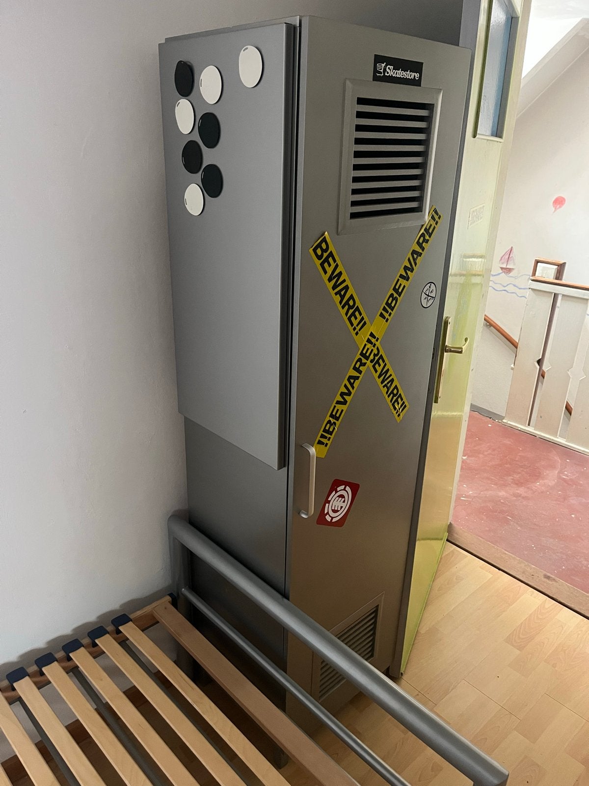 Praktische grijze kast met planken en deur, Ophalen, Overige materialen, Minder dan 50 cm, Gebruikt