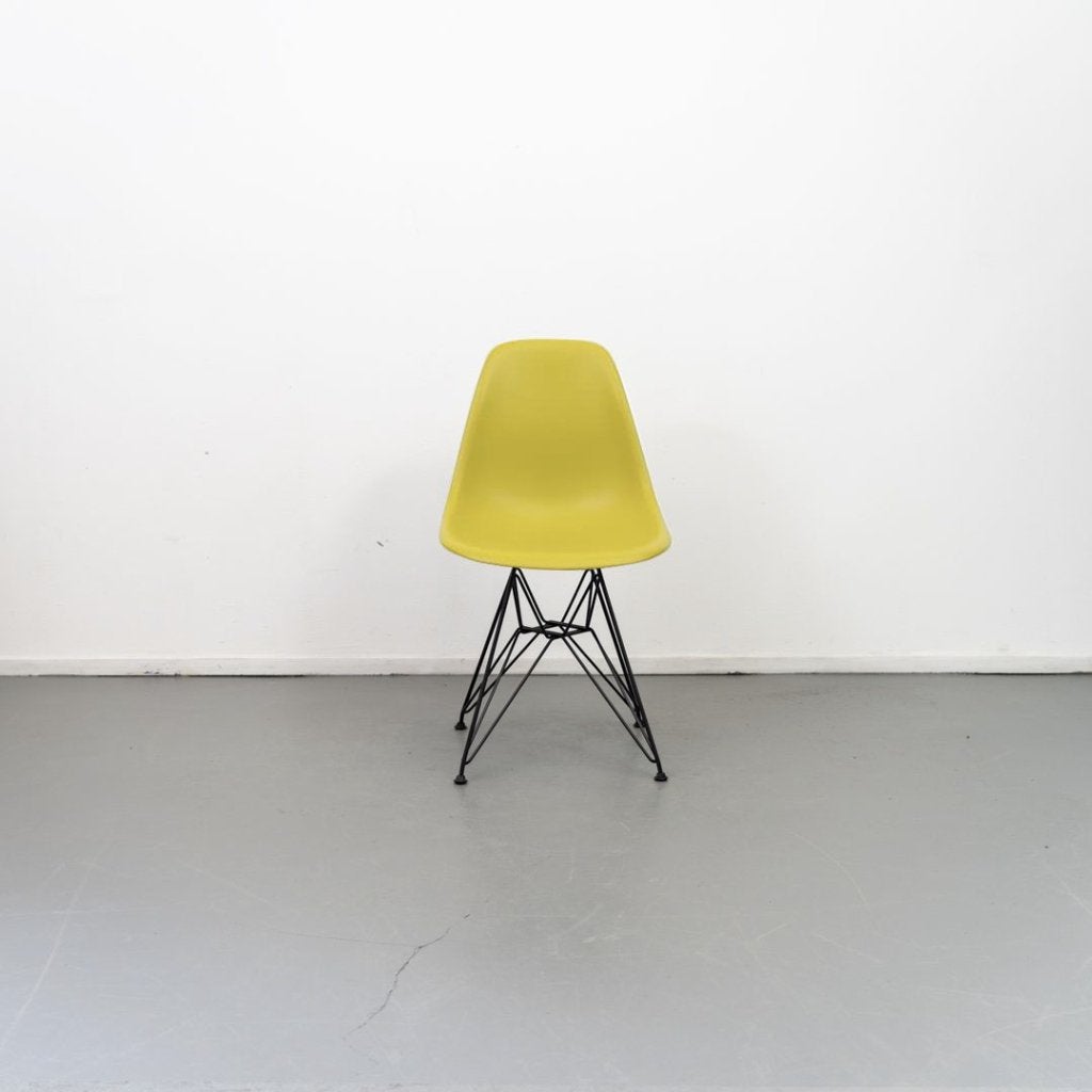 Vitra Eames DSR Stoel Kunststof Mosterdgroen - Zwart, Niet ingevuld, Zo goed als nieuw, Niet ingevuld, Niet ingevuld