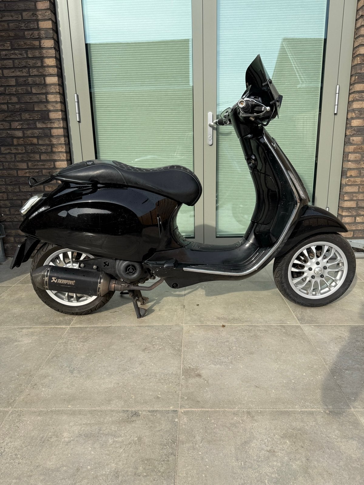 Vespa Sprint 80cc Zwart - Akrapovic Uitlaat, Fietsen en Brommers, Scooters | Vespa, Gebruikt, Overige modellen, Maximaal 45 km/u