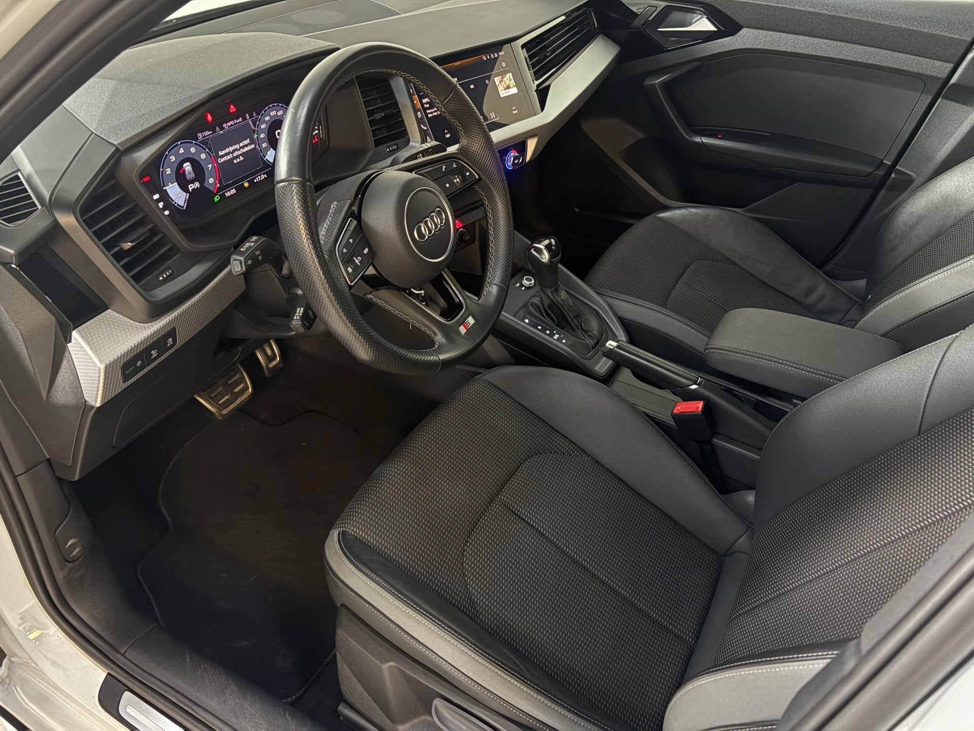 Audi A1 Allstreet 30 TFSI Advanced edition, Navi, Blackline, Stof, Zwart, Wit, Bedrijf