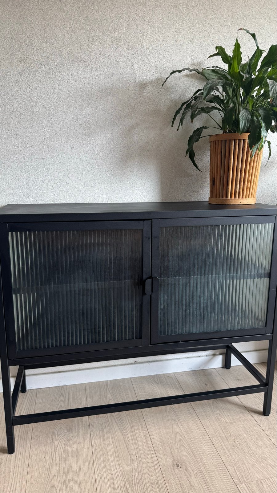 Zwart dressoir met geribbeld glas - Modern design, Ophalen, 100 tot 150 cm, Zo goed als nieuw, Metaal