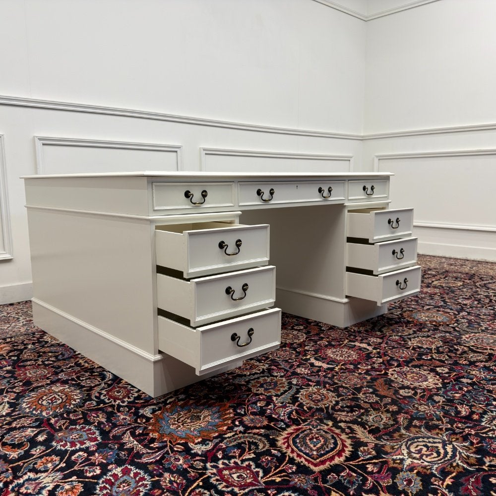 Foto 15 van Klassiek Engelse Witte Chesterfield Bureau Partnerdesk